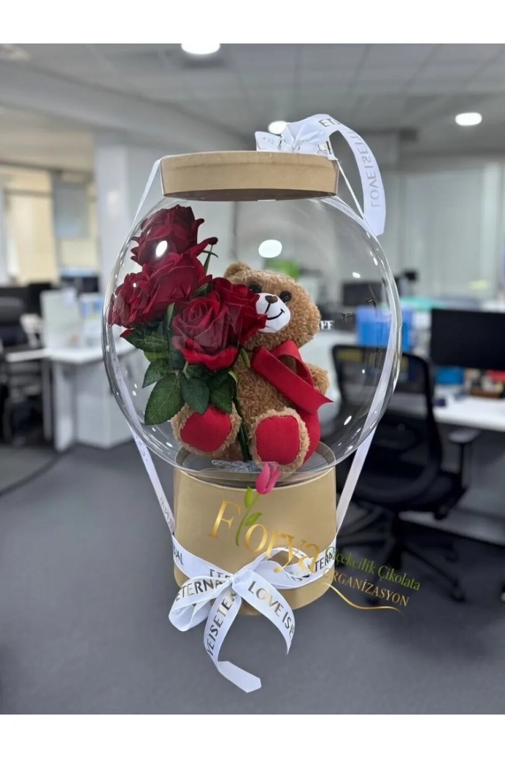 Aşkın Büyüsü Fanusta Kırmızı Gül ve Peluş Ayıcık Aranjmanı